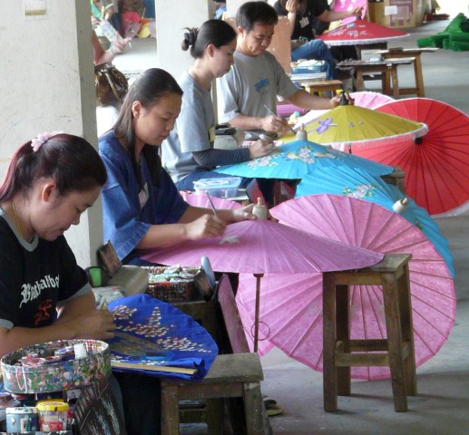 painting umbrellas in Baw Sang